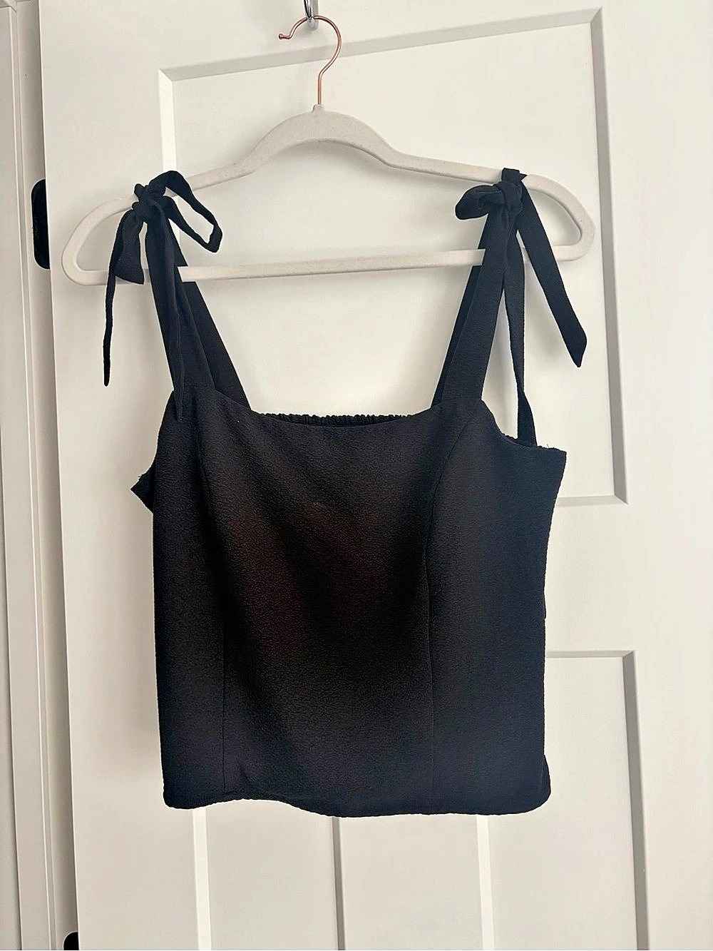 Old Navy Black Tie-Shoulder Camisole Size Medium Like New